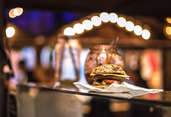 Noel pazarı Uk Manchester festivali gecesi kış tatili dekorasyonu insanlar yemek burgeri lezzetli