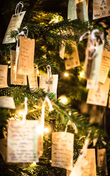 Madalyalı ve aydınlatılmış Noel ağacı, klasik tonlama kapanış makrosu ayrıntıları