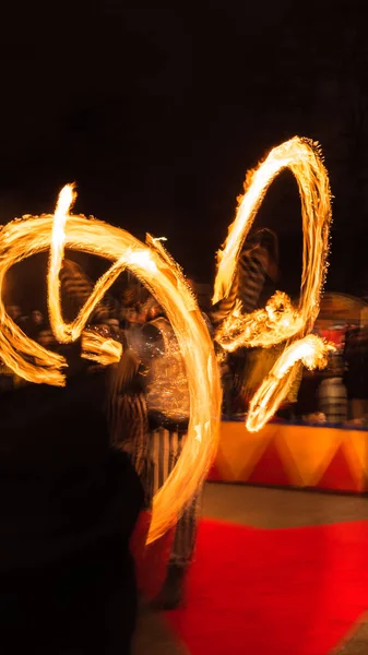 Fire Dancer sokak performansı. Kırmızı yangın sarı.