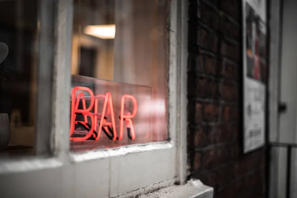 Al neon segno bar bar bar bar bevande a Manchester Regno Unito a piedi città urbana — Foto Stock