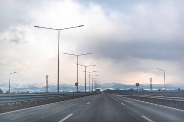 Doğal gerçek otoyol hız arabaları lambaları bulutlu yağmurlu gün kasvetli karanlık