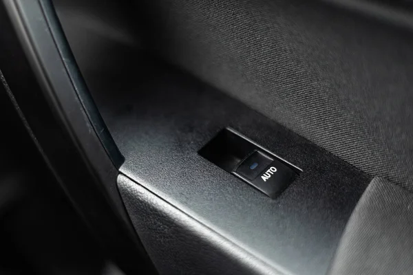Внутрішня рука автомобіля спирається на панель керування вікнами, кнопку блокування дверей та керування дзеркалом — стокове фото