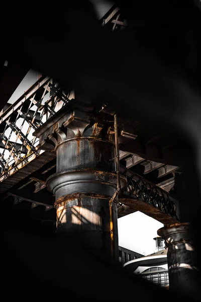 Sombre et sombre atmosphère industrielle sous les ponts ferroviaires historiques dans le métro de Manchester symétrie rayons du soleil jour été ciel bleu — Photo