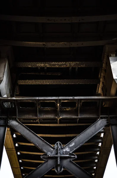 Sombre et sombre atmosphère industrielle sous les ponts ferroviaires historiques dans le métro de Manchester symétrie rayons du soleil jour été ciel bleu — Photo