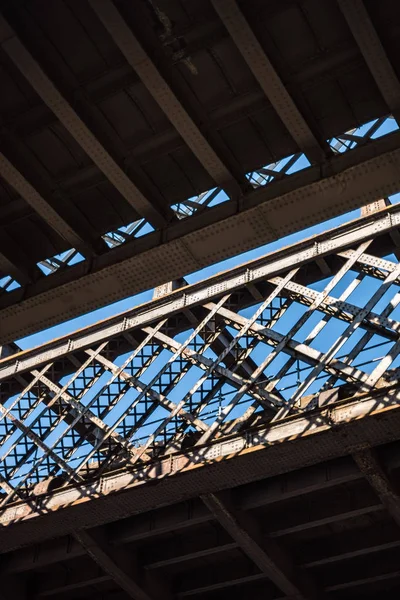 Sombre et sombre atmosphère industrielle sous les ponts ferroviaires historiques dans le métro de Manchester symétrie rayons du soleil jour été ciel bleu — Photo