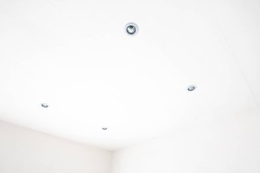 Çok güzel tavan açıcı tasarımı. Patlak Tavan Tasarımları Fikri. Güzel boş yer. Metin reklam başlığı için beyaz parlak boşluk