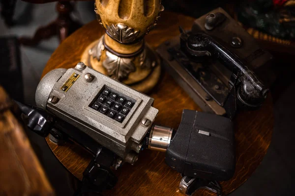 Vintage telefon über retro hintergrund antikes haus platz für text vintage aged rost wood storage container uk manchester london — Stockfoto