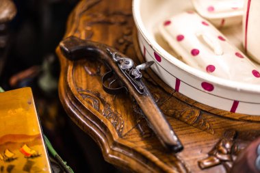 Düello ve ateşli silahlar için antika ev eşyaları satışı için klasik tabancalar. Garaj konteynırları. Mesaj reklamı için Manchester Londra bölgesi.