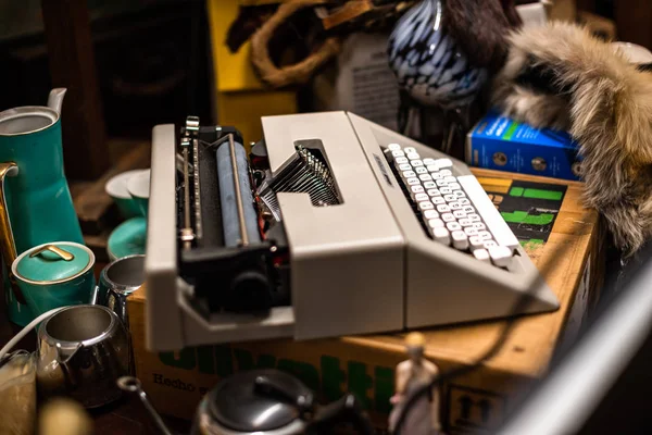 Nahaufnahme Schreibmaschine alt vintage house items verkauf garage storage container uk manchester london platz für text-werbung weiß schmutzig — Stockfoto