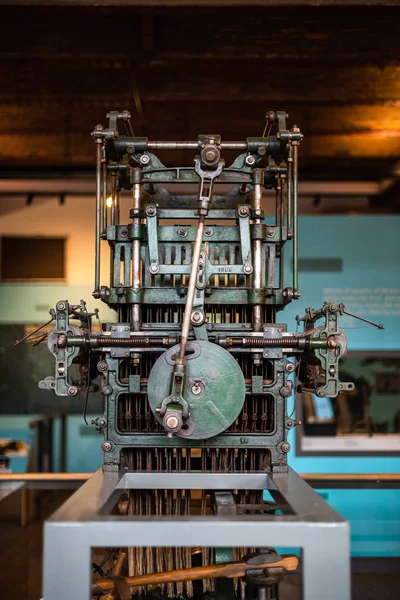 Detail einer historischen Maschine. manchester science and industry museum rost vintage alter zahnriemen scharfer fokus innenraum für werbetext konzept — Stockfoto