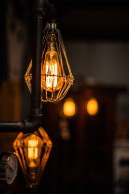 Güzel geçmişe dönük aydınlatma lambası, antika mağaza dekorasyonu, depolama ayrıntıları, metin reklamcılığı için keskin odak alanı, elektrik alanı.