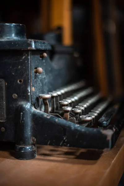 กุญแจเครื่องพิมพ์วินเทจ รายละเอียดใกล้ชิดเครื่องย้อนยุคราชวงศ์สหราชอาณาจักรแมนเชสเตอร์ลอนดอนร้านค้าโบราณคัดลอกข้อความพื้นที่โรงรถสนิมโฟกัสคมชัดความลึกตื้นของแนวคิดพื้นที่สําเนาภาคสนามสําหรับการเขียนธุรกิจเรา — ภาพถ่ายสต็อก