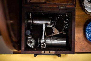 Ahşap bir panel vintage arka planda kirli el aletleri seti eski antika ev eşyaları eski garaj depolama konteynırları Uc Manchester Londra bölgesi metin reklamları için