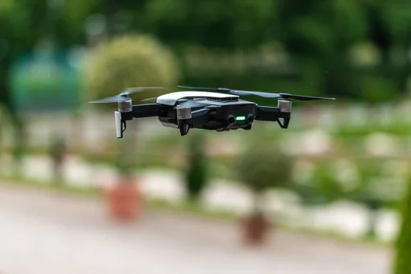 İHA helikopteri dijital kamerayla uçuyor. Yüksek çözünürlüklü dijital kameralı İHA. Uçan kamera fotoğraf ve video çeker. Profesyonel kameralı İHA parkın fotoğraflarını çeker.