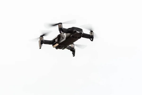 Śmigłowiec drona latający z aparatem cyfrowym.Drone z wysokiej rozdzielczości aparatem cyfrowym. Latający aparat fotograficzny zrobić zdjęcie i wideo.Drone z profesjonalnym aparatem fotograficznym robi zdjęcia parku — Zdjęcie stockowe