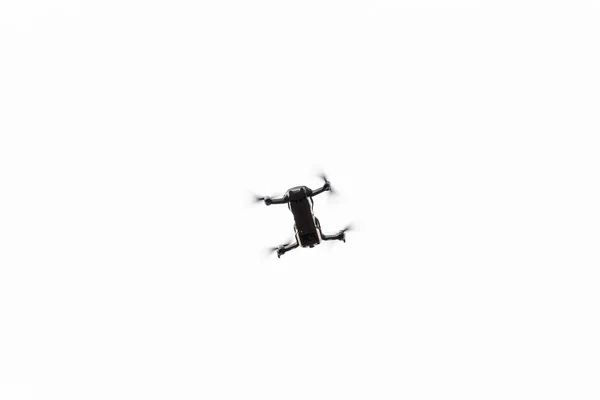 Śmigłowiec drona latający z aparatem cyfrowym.Drone z wysokiej rozdzielczości aparatem cyfrowym. Latający aparat fotograficzny zrobić zdjęcie i wideo.Drone z profesjonalnym aparatem fotograficznym robi zdjęcia parku — Zdjęcie stockowe