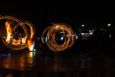 Fire Show Flaming Trails sahnede yavaş deklanşör heyecan verici olay kavramı alanı metin için