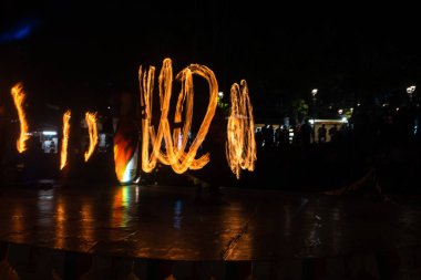 Fire Show Flaming Trails sahnede yavaş deklanşör heyecan verici olay kavramı alanı metin için