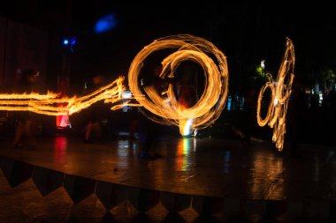 Fire Show Flaming Trails sahnede yavaş deklanşör heyecan verici olay kavramı alanı metin için
