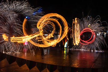 Fire Show Flaming Trails sahnede yavaş deklanşör heyecan verici olay kavramı alanı metin için
