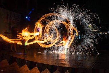 Fire Show Flaming Trails sahnede yavaş deklanşör heyecan verici olay kavramı alanı metin için