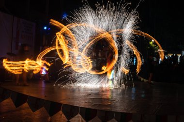 Fire Show Flaming Trails sahnede yavaş deklanşör heyecan verici olay kavramı alanı metin için