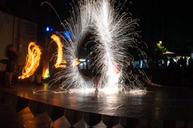 Fire Show Flaming Trails sahnede yavaş deklanşör heyecan verici olay kavramı alanı metin için
