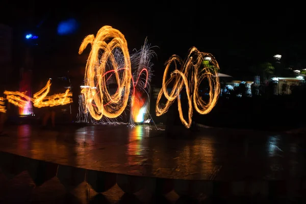 Fire Show Flaming Trails en el escenario obturador lento emocionante espacio de concepto de evento para texto —  Fotos de Stock