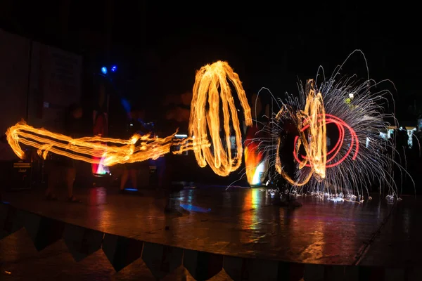 Fire Show Flaming Trails sul palco lento otturatore emozionante spazio di concetto evento per il testo — Foto Stock