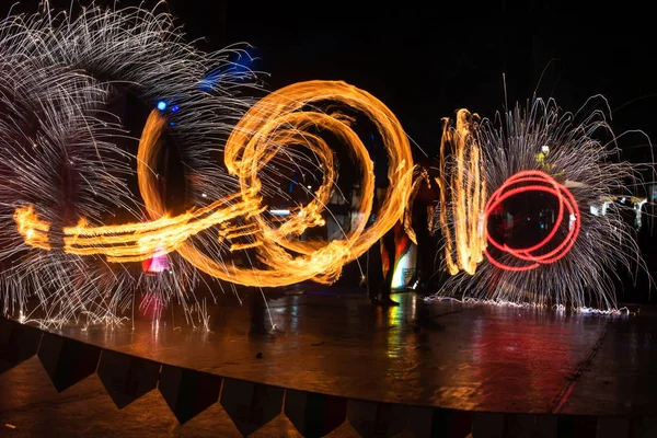 Fire Show Flaming Trails sul palco lento otturatore emozionante spazio di concetto evento per il testo — Foto Stock