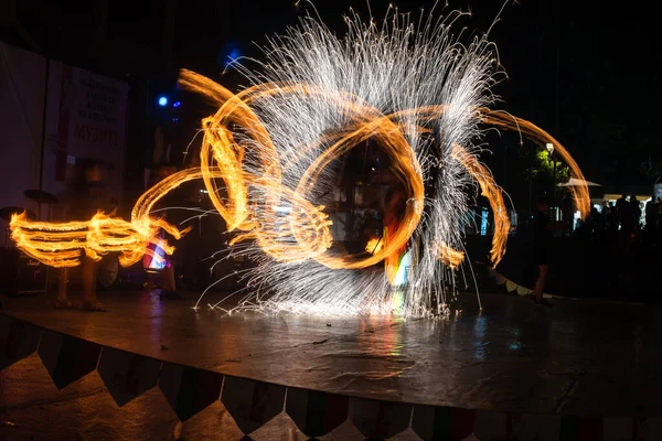 Fire Show Flaming Trails sul palco lento otturatore emozionante spazio di concetto evento per il testo — Foto Stock