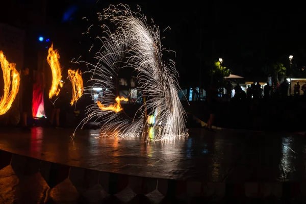 Fire Show Flaming Trails en el escenario obturador lento emocionante espacio de concepto de evento para texto —  Fotos de Stock