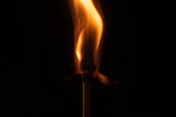 Запалювання сірників з іскрами ізольовані на чорному фоні для тексту вогню концепції пристрасті фігури різноманітність — стокове фото