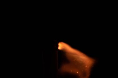 Metin ateş kavramı tutku figürleri için siyah arkaplan boşluğunda izole edilmiş kıvılcımların ateşlenmesi