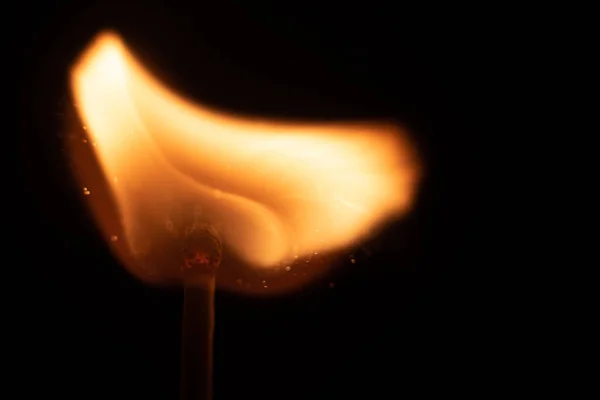 Encendido de fósforos con chispas aisladas sobre fondo negro para texto fuego concepto pasión figuras variedad —  Fotos de Stock