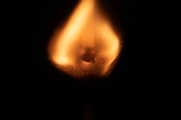 Ontsteking van overeenkomst met vonken geïsoleerd op zwarte achtergrond ruimte voor tekst brand concept passie figuren verscheidenheid — Stockfoto