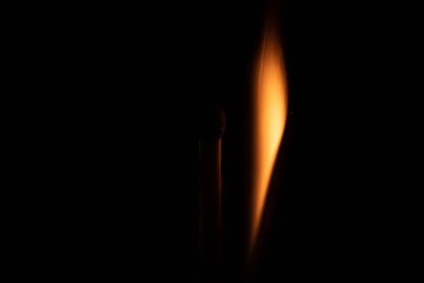 Metin ateş kavramı tutku figürleri için siyah arkaplan boşluğunda izole edilmiş kıvılcımların ateşlenmesi — Stok fotoğraf