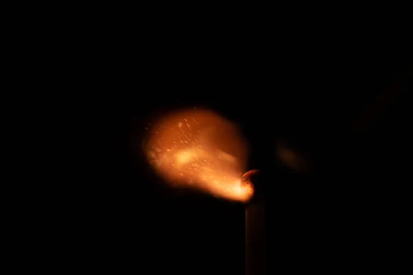 テキストの火の概念の情熱の図のための黒の背景空間に隔離火花との一致の点火品種 — ストック写真