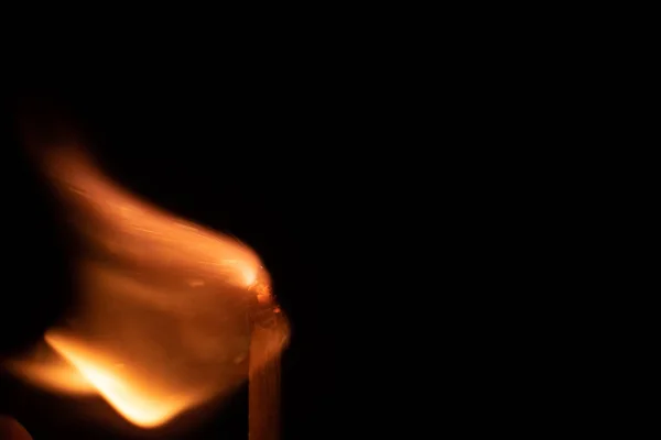 Ontsteking van overeenkomst met vonken geïsoleerd op zwarte achtergrond ruimte voor tekst brand concept passie figuren verscheidenheid — Stockfoto