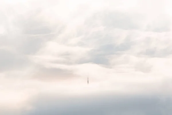 Wieża komórkowa w górach nad chmurami latarnia morska minimalistyczna koncepcja pusta przestrzeń tekst ogłoszenie — Zdjęcie stockowe