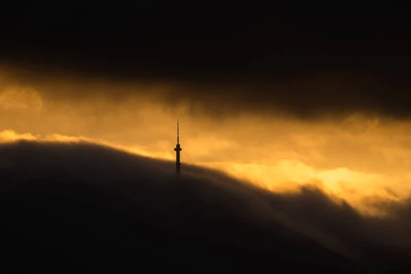 Torre de comunicación en nubes espacio dorado al atardecer para texto belleza natural paisaje niebla dorada montaña —  Fotos de Stock