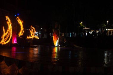 Flaming Trails 'in çizimi otel sahnesini gösteriyor. Basit bir aile seyahati.