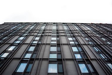 modern cam ve çelik ön cephe doğrusal geometrik mat siyah minimalist yansımalar mavi alt görünüm yüksek bina ofis işi kavramı izole beyaz uk manchester