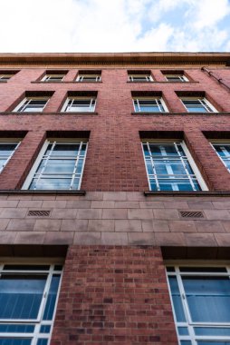 Manchester Üniversitesi 'nin mavi gökyüzünü inşa eden heykeli.