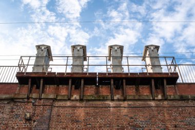 Eski elektrik şalteri, tren yolu, Manchester 'ın kırmızı tuğla kentsel geometrik gökyüzünü aştığını gösteriyor.