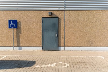 Dükkandaki engelli park yeri metin erişimi için güneşli bir gün aralığı