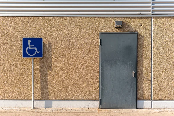 Place de stationnement pour handicapés à la boutique espace de jour ensoleillé pour texte accessible — Photo