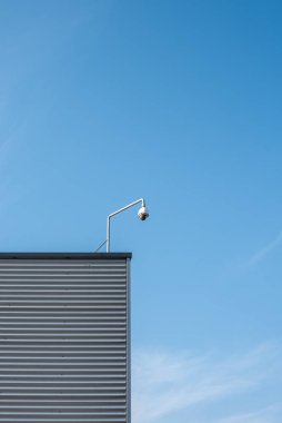 Degrade mavi gökyüzü ile yüksek teknoloji genel gider güvenlik kamerası