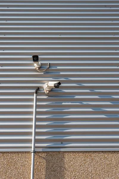 Câmeras cctv dupla na parede sombras dia ensolarado verão espião público assistindo espaço para texto — Fotografia de Stock