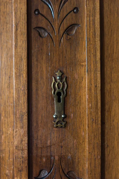 Uma imagem de uma porta de madeira esculpida de um armário antigo armário casa retro — Fotografia de Stock